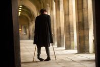 Die Entdeckung der Unendlichkeit – Der Anfang eines langen Leidenswegs: Stephen Hawking (Eddie Redmayne) kurz vor einem Leben im Rollstuhl.