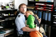 Mord mit Aussicht – hr-fernsehen MORD MIT AUSSICHT (30), Der letzte Vorhang, Fernsehserie, Deutschland 2008 - 2014 Uhr. Sophie Haas (Caroline Peters, r.) entschlummert in den Armen von Dietmar Schäffer (Bjarne Mädel, l.).