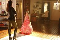 Lucifer – Ausgerechnet Maze (Lesley-Ann Brandt, l.) geht mit Trixie (Scarlett Estevez, r.) an Halloween auf Süßes oder Saures-Wanderung ...