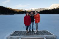 Checker Tobi – Am Lautersee bei Mittenwald checkt Tobi zusammen mit Eisschwimmerin Ines (l.) und Ärtzin Anja (r.) was Kälte mit unserem Körper macht. Ob er dafür selbst ins minus 2 Grad kalte Wasser springt?