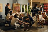 Pornorama oder die Bekenntnisse der mannstollen Näherin Rita Brauchts – Der Film wird in der Scheune eines Ramersdorfer Getränkemarktes gedreht - Freddie (Benno Fürmann, l. stehend) verliebt sich während der Aufnahmen in die Besitzerin Frau Schröder (Elke Winkens, r.).