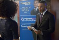 Empire – Mit Andres (Trai Byers) Hilfe, veranstaltet Lucious eine Spendenaktion. Es ist Teil seines Plans, dem Vorstand zu beweisen, dass er wieder als Empires CEO zurückkehren sollte. Doch wird ihm das gelingen?