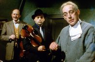 Ladykillers – Die Freunde Marcus (Alec Guinness, re.), Louis (Herbert Lom, Mi.) und Claude (Cecil Parker, li.) musizieren gemeinsam.