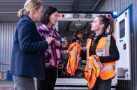 SOKO Potsdam – Die Kommissarinnen Tamara Meurer (Anja Pahl, l.) und Pauline Hobrecht (Agnes Decker 2.v.l.) kommen am Lager an und werden von der Sicherheitsbeauftragen Gina Gewitz (Marie Rosa Tietjen, r.) in Empfang genommen. Ein Lagermitarbeiter wurde von einer Waschmaschine erschlagen.