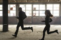 Hitman: Agent 47 – Kann der genetisch verbesserte Agent 47 (Rupert Friend, l.) verhindern, dass der Geschäftsmann LeClerq die Tochter des Erfinders des "Agentenprogramms", Katia von Dees (Hannah Ware, r.), zum Spielball im Kampf um mehr und mehr Macht wird?