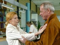 In aller Freundschaft – MDR Fernsehen IN ALLER FREUNDSCHAFT FOLGE 279, "Geschwisterliebe" Uhr. Harry Vorndran (Dirk Galuba) macht Oberschwester Ingrid (Jutta Kammann) einen Heiratsantrag - doch sie bittet sich Bedenkzeit aus.