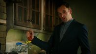 Elementary – Während sich Holmes (Jonny Lee Miller) und Watson mit einem College anlegen, wird Sherlock ein weiteres Mal von seinem Vater enttäuscht, der ein Geheimnis vor ihm bewahrt hat, das alle Beteiligten in Gefahr bringen könnte ...