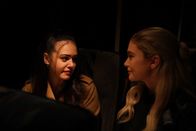 Legacies – Josie Saltzman (Kaylee Bryant, l.); Lizzie Saltzman (Jenny Boyd, r.)