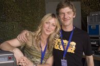 Inspector Barnaby – Trotz Barnabys Warnungen lässt sich Tochter Cully (Laura Howard, l.) mit Band-Manager Simon Dixon (Sam Hazeldine, r.) ein.