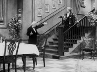 Dinner for One oder Der neunzigste Geburtstag – Jedes Jahr die gleiche Prozedur: Der Butler James (Freddie Frinton) geleitet Miss Sophie (May Warden) zum Dinner.