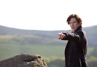 Sherlock – Sherlock Holmes (Benedict Cumberbatch) inspiziert den Ort, an dem der mysteriöse Hund von Baskerville zugeschlagen haben soll.