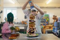 Hotel Sinestra – Joey zaubert ein Riesen-Sandwich in der Küche: Maxim Pojmetjev als Joey