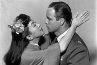 Sayonara – Das Leben der japanischen Tänzerin Hana-Ogi (Miiko Taka) wird durch das Theater bestimmt, das des Majors Lloyd Gruver (Marlon Brando) durch das Militär – hat eine Beziehung zwischen ihnen eine Zukunft?