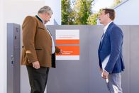 Die Rosenheim-Cops – Im neuen Mordfall betreten die Kommissare Stadler (Dieter Fischer, l.) und Bach (Patrick Kalupa, r.) neues Terrain, denn das Mordopfer war Kuscheltrainer.