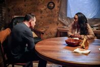 The Flash – Orlin (Chris Klein, l.); Iris (Candice Patton, r.)