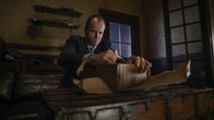Elementary – Auf Holmes (Jonny Lee Miller) kommen schwere Zeiten zu, als in New York ein Bandenkrieg ausbricht und es ihm mit seiner Kollegin Watson einfach nicht gelingen will, einen Verbrecher zu fassen ...