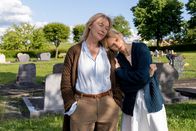 Unterm Apfelbaum - Panta Rhei - Alles im Fluss – Frieda (Therese Hämer, l.) und Elli (Frida-Lovisa Hamann): Friedas Tochter Elli gewöhnt sich langsam an den Gedanken, dass ihre Mutter eine Wahlfamilie aufbaut.