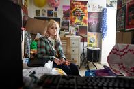 Dead Pixels – Meg (Alexa Davies) besucht ihr Kinderzimmer und entdeckt eine alte Version von "Kingdom Scrolls".