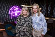 Die Gruaberin – Monika Gruber (r.) und Alice Schwarzer