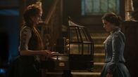 The Luminaries – Lydia Wells (Eva Green, l.); Anna Wetherell (Eve Hewson, r.)