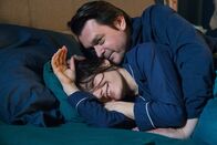 Trauung mit Hindernissen – Philipp (Hary Prinz) legt sich zu Katrin (Nicolette Krebitz) ins Bett.