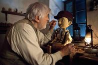 Pinocchio – Der alte Spielzeugmacher Geppetto (Mario Adorf) schnitzt eine kleine Holzpuppe – und tauft sie Pinocchio. Kann für alle Teile verwendet werden!