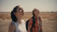 Fall – Noch sind sie am Boden, doch ihr Ziel ist erreicht: Becky (Grace Caroline Currey, l.) und Hunter (Virginia Gardner, r.) wollen einen nadelartigen Turm besteigen, der quasi im Nichts liegt.