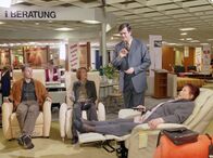 In aller Freundschaft – MDR Fernsehen IN ALLER FREUNDSCHAFT FOLGE 214, "Sarahs Mutter" Uhr. Der Verkaufsleiter des Möbelhauses (Dirk Schoedon) preist Roland (Thomas Rühmann) und Pia Heilmann (Hendrijke Fitz), sowie Charlotte (Ursula Karusseit) diverses Mobiliar an.