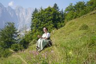 Heimatleuchten – Moderatorin Conny Bürgler auf der Alm