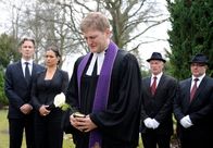 Rote Rosen – ARD ROTE ROSEN FOLGE 1522 Uhr im ERSTEN. Weil Sönke (Bo Hansen M. mit Komparsen r.) fürchtet, die Ansprache eines fremden Pastors werde dem widersprüchlichen Charakter Claudias nicht gerecht, beschließt er, die Grabrede selbst zu halten (mit Timothy Peach, l. und Sandra Speichert. 2.v.l.).