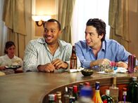 Scrubs - Die Anfänger – Um sich von Elliot abzulenken, begleitet J.D. (Zach Braff, r.) Turk (Donald Faison, l.) zu einer Chirurgen-Tagung ...