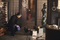 Castle – Am Tatort macht Richard Castle (Nathan Fillion) eine interessante Entdeckung ...