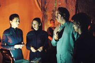 Star Trek: Enterprise – Da die valakianischen Ärzte machtlos sind, versucht Dr. Phlox (John Billingsley, 2.v.r.), den Erkrankten des Planeten Valakis zu helfen ...