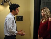 How I Met Your Mother – Endlich erfährt Teds (Josh Radnor, l.) bildhübsche Nachbarin (Cynthia Murell, r.) was er tatsächlich von ihr hält ...