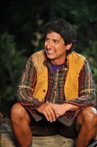 The Middle – Nachdem Familie Heck zu einer Campingtour aufgebrochen ist, gehen Mike und Frankie gedanklich zu ihren Flitterwochen zurück, die von Nicky Kohlbrenner (Ray Romano), Mikes ehemaligem Klassenkameraden, ordentlich durcheinandergebracht worden waren ...