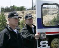 Navy CIS – Gibbs (Mark Harmon, l.) und Tony (Michael Weatherly, r.) haben einen neuen Mordfall zu untersuchen. Bei dem Toten handelt es sich um Marvin Hinton, einen ehemaligen Kriminellen, der jetzt im Dienst des FBI steht ...