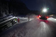Ice Road Rescue - Extremrettung in Norwegen – Der Lkw war mit leeren Milchtanks unterwegs, als er über den Fahrbahnrand geriet und in den Graben fuhr. (National Geographic für Disney)