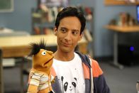 Community – Nachdem die Lerngruppe gemeinsam halluzinogene Beeren isst, kommt ein Geheimnis nach dem Anderen ans Tageslicht. Auch Abed (Danny Pudi) teilt sich mit ...
