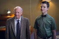 Young Sheldon – Dr. Sturgis (Wallace Shawn, l.); Sheldon Cooper (Iain Armitage, r.)