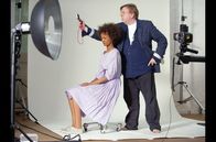 Wüstenblume – Waris (Liya Kebede) ist von der Arbeit mit dem Starfotografen Terry Donaldson (Timothy Spall) zunächst überfordert.
