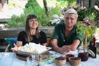 Zu Tisch ... – Zu Tisch Bad Gastein – Österreich Fia und Jan bei der Zubereitung einer «Pavlova» Copyright: SRF/Reiner Bauer