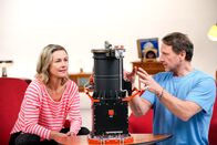 DDR genial – Schauspielerin Rhea Harder-Vennewald und Schauspieler Hendrik Duryn nehmen den Astro 1, eine Art "Sternen-Navi", genauer unter die Lupe.