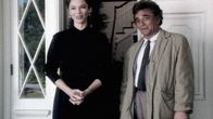 Columbo – Lt. Columbo (Peter Falk) freut sich, dass Jenny Padget (Janet Eilber) Gefallen an seinem Wagen findet.