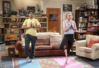 The Big Bang Theory – Gemeinsam finden Penny (Kaley Cuoco, r.) und Raj (Kunal Nayyar, l.) ihre innere Mitte ...