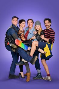 Wischen ist Macht – v.li.: Valentin (Manuel Sefciuc), Mira (Zeynep Buyraç), Michelle Sendracek (Ursula Strauss), Zoe (Lilian Jane Gartner), Fernando (Stefano Bernardin).