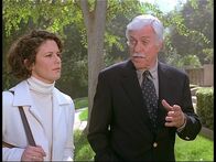 Diagnose: Mord – Mark (Dick Van Dyke, r.) diskutiert mit Vanessa (Stephanie Zimbalist, l.) über die Chance, den Juwelendieb auf frischer Tat zu fassen.