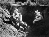 Die Brücken von Toko-Ri – William Holden (Lt. Harry Brubaker), Mickey Rooney (Mike Forney).