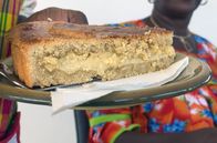 Stadt Land Kunst – In Cayenne wird wie auf dem französischen Festland zum Dreikönigsfest ein Kuchen gereicht. Allerdings ist dieser nicht mit Mandelcreme gefüllt, sondern mit einer leichten Konditorcreme, die mit Zitrone, Muskatnuss, Zimt und Vanille verfeinert wird.