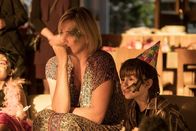 Tully – Super-Mom mit Verschleisserscheinungen: Marlo (Charlize Theron, l.); Jonah (Asher Miles Fallica, r.)
