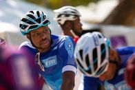 Death in Paradise – Der Teamkollege von Anton Maduro (Osi Oskereafor) erleidet einen tödlichen Fahrradunfall, welcher sich später als Mord entpuppt.
